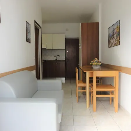 Comfortable Near The Promenade And Shops